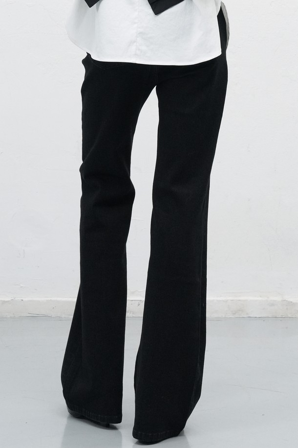 [25FW] WOMAN 부츠컷 워싱 데님 팬츠는 가을, 겨울 시즌을 위한 여성 데님 팬츠입니다. 캐주얼, 미니멀, 클래식 스타일을 모두 아우르는 디자인으로, 워싱 디테일이 돋보이는 레귤러핏 부츠컷이 특징입니다. 데님 소재 특유의 편안한 착용감과 무지 디자인으로 다양한 상의와 손쉽게 매치할 수 있습니다. 가을 나들이룩이나 겨울 데일리룩 등 폭넓은 TPO에 활용하여 스타일리시함을 더해보세요.
