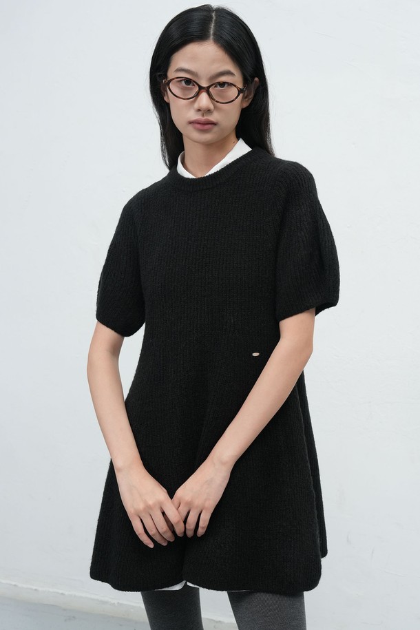 [25FW] WOMAN 벌룬 슬리브 미니 플레어 원피스 [2COL]는 로맨틱한 무드의 여성 의류입니다. 레드와 블랙 두 가지 색상으로 출시되었으며, 봄, 가을, 겨울 계절에 착용하기 좋습니다. 아크릴, 나일론, 스판덱스 혼방의 프리미엄 소재로 제작되어 부드러운 촉감을 선사합니다. 하치 니트 패턴과 라운드넥 디자인, 벌룬 플레어 실루엣, 퍼프 슬리브 디테일이 특징이며, 허리 라인부터 자연스럽게 퍼지는 플레어 스타일이 여성스러운 분위기를 연출합니다. 신축성이 있어 편안하게 착용할 수 있으며, 데이트룩, 모임룩, 겨울 데일리룩으로 활용하기 좋습니다.
