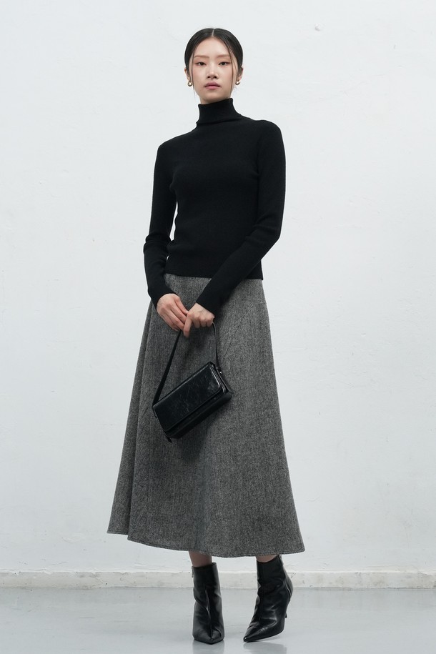 세련된 스타일을 완성해 줄 [25FW] WOMAN 데일리 리브드 터틀넥 풀오버입니다. 부드러운 레이온 혼방 소재로 제작되어 편안한 착용감과 고급스러운 외관을 동시에 선사합니다. 목을 감싸는 터틀넥 디자인으로 따뜻함을 더하며, 슬림핏으로 여성스러운 실루엣을 연출합니다. 화이트, 핑크, 블루, 블랙 4가지 다채로운 컬러로 출시되어 어떤 스타일에도 손쉽게 매치할 수 있습니다. 가을, 겨울 시즌 데일리룩, 오피스룩, 모임룩까지 폭넓게 활용해보세요.
