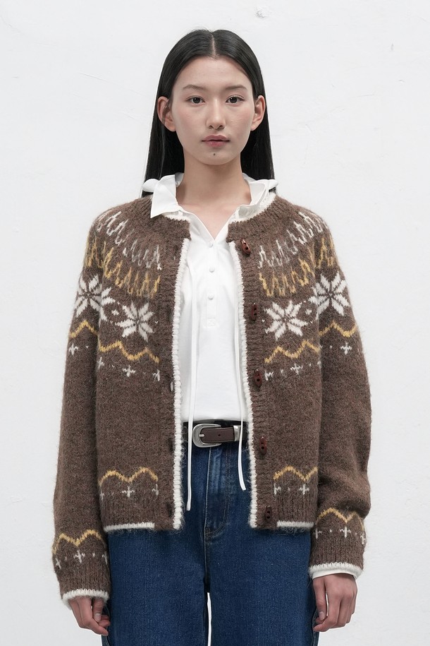[25FW] WOMAN 울 노르딕 더플 가디건 [4COL] / WBD4L04550은 여성용 가디건으로, 가을과 겨울에 따뜻하게 입을 수 있습니다. 브라운 컬러의 울 소재로 제작되었으며, 두꺼운 두께감과 부드러운 촉감이 특징입니다. 노르딕 패턴과 더플 디자인이 더해져 캐주얼하면서도 클래식한 분위기를 연출합니다. 라운드넥에 긴 소매 기장, 레귤러핏으로 편안하게 착용 가능하며, 버튼으로 여밈 방식을 선택했습니다. 일상복으로 활용하기 좋은 아이템입니다.
