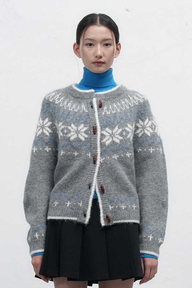 [25FW] WOMAN 울 노르딕 더플 가디건 [4COL] / WBD4L04550은 여성용 아우터로, 가을과 겨울에 따뜻하게 입을 수 있는 두꺼운 울 소재의 가디건입니다. 노르딕 패턴이 돋보이는 디자인으로, 캐주얼 스타일에 잘 어울리며, 일상과 출근룩, 모임룩 등 다양한 TPO에 활용할 수 있습니다. 부드러운 촉감의 더플 코트 스타일로 제작되었으며, 토글 여밈 방식을 사용하여 클래식하고 미니멀한 스타일을 연출합니다. 긴 소매 기장으로 보온성을 높였으며, 울 소재 특유의 고급스러운 분위기를 자아냅니다.
