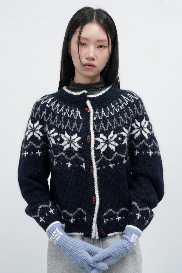 [25FW] WOMAN 울 노르딕 더플 가디건 [4COL] / WBD4L04550은 여성용 가디건입니다. 울 소재로 제작되어 부드러운 촉감과 두꺼운 두께감으로 가을, 겨울 시즌에 따뜻하게 착용할 수 있습니다. 캐주얼 스타일의 노르딕 패턴과 더플 스타일의 버튼 디테일이 특징이며, 레귤러핏과 크롭 기장으로 세련된 핏을 연출합니다. 블랙과 화이트 두 가지 컬러 옵션으로 만나보실 수 있으며, 긴 소매 디자인입니다. 라운드넥으로 제작되어 편안하게 착용 가능합니다.
