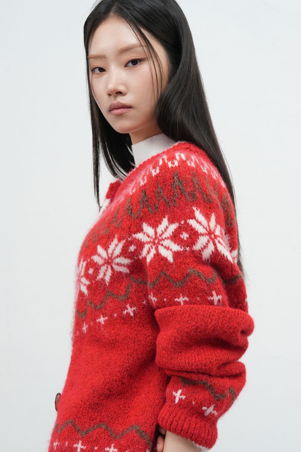 따뜻하고 포근한 울 소재의 여성용 노르딕 더플 가디건입니다. 가을, 겨울 시즌에 어울리는 두꺼운 두께감과 부드러운 촉감이 특징이며, 캐주얼한 스타일을 연출하기 좋습니다. 라운드넥 디자인에 긴소매 기장으로 제작되었으며, 톤 다운된 레드 및 브라운 컬러로 만나보실 수 있습니다. 노르딕 패턴과 더플 디테일이 더해져 포인트를 줍니다. 레귤러핏으로 편안하게 착용 가능합니다.
