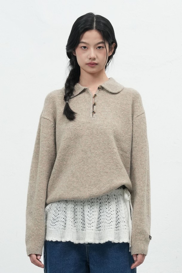 **[25FW] WOMAN 루즈핏 라운드 카라 풀오버 [3COL] / WBE4L05535**

가을과 겨울에 어울리는 여성용 루즈핏 라운드 카라 풀오버입니다. 아이보리, 베이지, 네이비 3가지 색상으로 출시되었으며, 클래식하고 미니멀한 스타일을 연출하기 좋습니다. 폴리에스터, 아크릴, 폴리우레탄 혼방 소재로 제작되어 부드러운 촉감과 약간의 두께감을 느낄 수 있습니다. 소매 립 디테일과 버튼 디테일이 더해져 포인트를 주며, 가벼운 소재에 신축성이 있어 편안하게 착용 가능합니다. 데이트룩이나 겨울 데일리룩으로 활용하기 좋은 아이템입니다.
