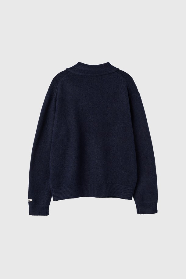 [25FW] WOMAN 루즈핏 라운드 카라 풀오버는 여성 의류 상의로, 가을과 겨울에 착용하기 좋은 니트/스웨터입니다. 아이보리, 베이지, 네이비 3가지 색상으로 출시되었으며, 루즈핏 라운드 카라 디자인이 특징입니다. 폴리에스테르, 아크릴, 폴리우레탄 혼방 소재로 제작되어 부드러운 촉감과 가벼운 착용감을 제공하며, 약간 두꺼운 두께감으로 따뜻하게 입을 수 있습니다. 단추 고리 디테일 플라켓과 소매 끝 직조 라벨 포인트가 디자인의 퀄리티를 높이고, 신축성이 있어 편안하게 활동할 수 있습니다. 데이트룩, 카페룩, 겨울 데일리룩 등 다양한 TPO에 클래식하고 미니멀한 스타일로 연출하기 좋습니다.
