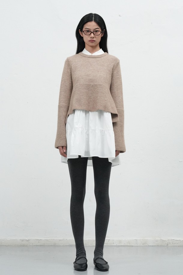 [25FW] WOMAN 니트 레이어드 러플 셔츠 원피스 [2COL]는 여성스러운 무드를 연출하는 니트 레이어드 원피스입니다. 부드러운 촉감의 아크릴, 폴리에스테르, 나일론, 면 혼방 소재로 제작되어 편안한 착용감을 선사합니다. 
클래식 카라와 긴 소매, A라인 핏으로 디자인되었으며, 무지 패턴에 러플 디테일이 더해져 페미닌한 포인트를 더했습니다.
니트와 원피스 세트로 구성되어 분리 착용이 가능하며, 단추 디테일로 포인트를 주었습니다.
차콜, 베이지 두 가지 컬러로 출시되어 데이트룩, 카페룩 등 다양한 스타일에 활용하기 좋습니다.
레귤러핏으로 캐주얼, 클래식, 미니멀 스타일을 즐겨 입는 여성분들께 추천합니다.
