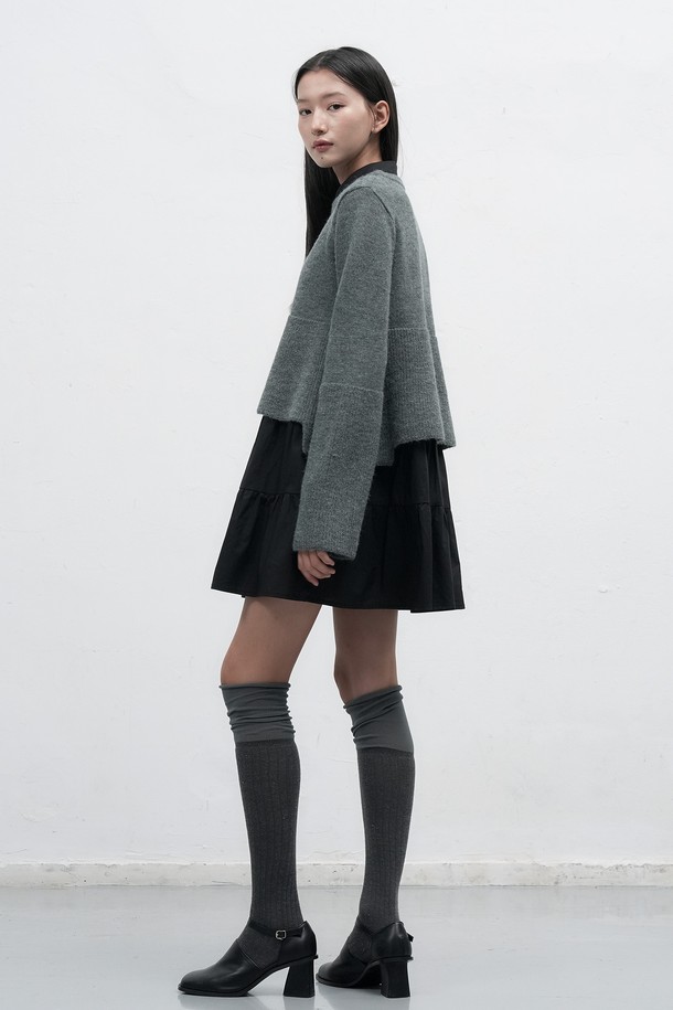 25FW] WOMAN 니트 러플 셔츠 원피스 [2COL] / WBE4L15510는 클래식한 무드의 여성 원피스입니다. 차콜, 베이지 2가지 색상으로 출시되었으며, 봄, 가을, 겨울 계절에 착용하기 좋습니다. 아크릴, 폴리에스테르, 나일론, 면 혼방 소재로 제작되어 부드러운 촉감을 선사합니다. 레이어드 디자인과 러플 디테일, 버튼 디테일이 특징이며, 스탠다드핏에 A라인 치마타입으로 여성스러운 실루엣을 연출합니다. 데이트룩, 카페룩, 모임룩 등 다양한 TPO에 미니멀하고 걸리시한 스타일을 더해줍니다.
