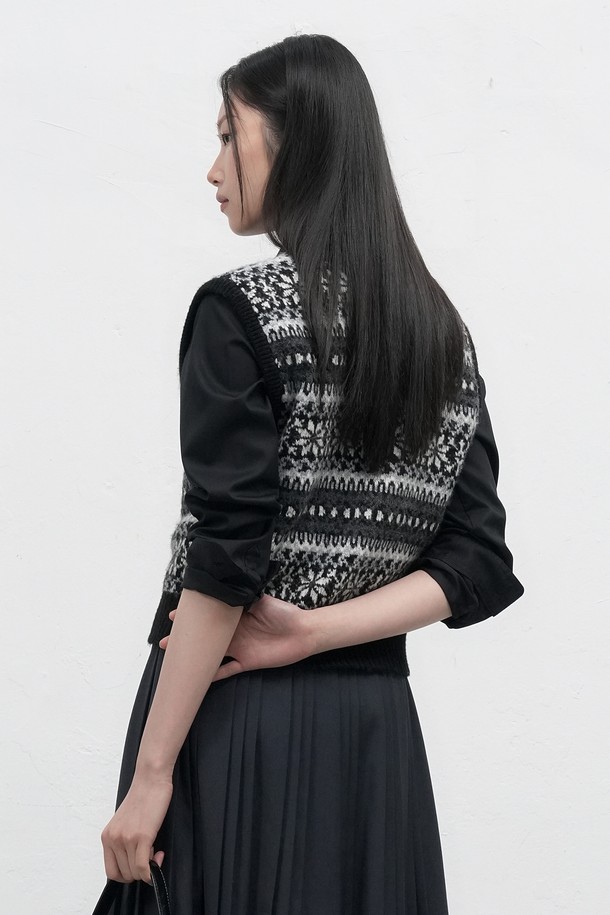 **[25FW] WOMAN 페어아일 니트 베스트 [3COL] / WBE4L06541**

따뜻하고 포근한 울 소재의 여성 페어아일 니트 베스트입니다. 가을과 겨울 시즌에 어울리는 두꺼운 두께감으로, 부드러운 촉감을 선사합니다. 라운드넥 디자인과 민소매 스타일로 제작되었으며, 캐주얼, 클래식, 미니멀한 스타일을 연출하기 좋습니다. 네이비, 블랙, 브라운 세 가지 색상으로 출시되어 다양한 모임룩에 활용할 수 있습니다. 레귤러핏으로 편안하게 착용 가능하며, 니트 패턴이 돋보이는 디자인입니다.
