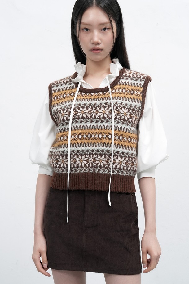 **[25FW] WOMAN 페어아일 니트 베스트 [3COL] / WBE4L06541**

따뜻한 울 소재와 부드러운 촉감이 돋보이는 [25FW] WOMAN 페어아일 니트 베스트입니다. 네이비, 블랙, 브라운 세 가지 색상으로 만나볼 수 있으며, 가을과 겨울에 활용하기 좋은 두꺼운 두께감의 라운드넥 민소매 베스트입니다. 페어아일 패턴이 더해져 캐주얼하면서도 베이직한 스타일을 연출하며, 출근룩과 모임룩 등 다양한 TPO에 활용 가능합니다. 레귤러핏으로 제작되어 편안한 착용감을 선사하며, 캐주얼, 클래식, 미니멀 스타일을 즐겨 입는 여성분들께 추천합니다. 겨울철 보온성을 높여주는 니트 베스트로, 데일리룩에 포인트를 더해보세요.
