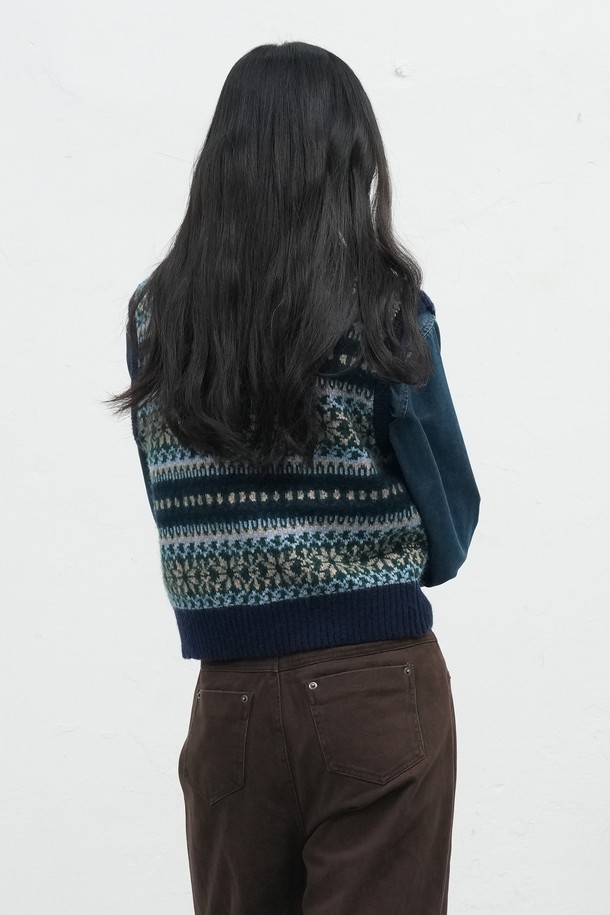 [25FW] WOMAN 페어아일 니트 베스트는 여성스러운 스타일을 완성하는 가을/겨울 시즌 필수 아이템입니다. 부드러운 울 소재와 두꺼운 두께감으로 포근하고 따뜻한 착용감을 선사합니다. 네이비, 블랙, 브라운의 세 가지 색상으로 출시되어 출근룩이나 모임룩 등 다양한 TPO에 활용 가능합니다. 페어아일 및 노르딕 패턴의 클래식한 디자인으로 캐주얼, 미니멀 스타일 모두 소화 가능하며, 레귤러핏 라운드넥 민소매 디자인으로 편안한 착용감을 제공합니다. 니트 조직 특유의 부드러운 촉감이 특징입니다.
