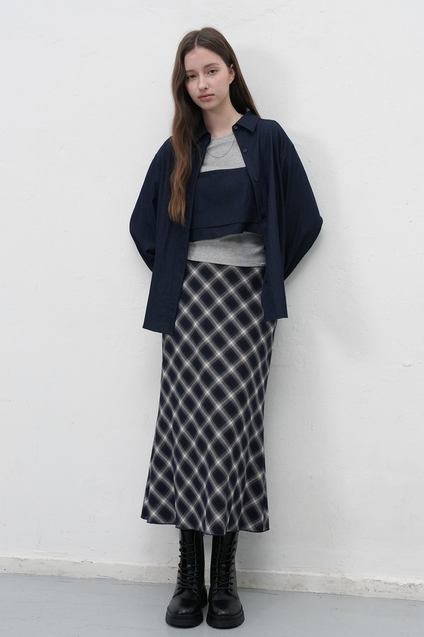 [25FW] WOMAN 클래식 레이스업 워커 [BLACK] / WBE3L97505는 가을, 겨울 시즌 여성 고객을 위한 워커입니다. 라운드 앞코와 블랙 컬러, 가죽 소재로 제작되어 클래식하고 미니멀한 스타일을 연출합니다. 중간굽, 통굽 디자인으로 편안한 착용감을 제공하며, 하이탑 디자인과 레이스업 여밈으로 포인트를 더했습니다. 데일리룩, 출근룩, 모임룩 등 다양한 TPO에 활용 가능하며, 워크웨어 스타일을 선호하는 고객에게 적합합니다.
