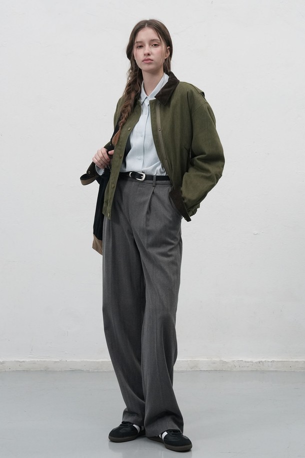 WOMAN 코듀로이 카라 패딩 워크 재킷 [2COL]은 여성스러운 무드의 캐주얼 스타일을 연출하기 좋은 아우터입니다. 핑크, 카키 두 가지 색상으로 출시되었으며, 가을과 겨울에 따뜻하게 착용할 수 있습니다. 촘촘한 코듀로이 소재에 넉넉한 두께감과 패딩 안감으로 보온성을 높였습니다. 버튼 여밈 방식의 레귤러 핏 워크 재킷으로, 출근룩이나 모임룩 등 다양한 TPO에 활용 가능합니다. 캐주얼, 클래식, 워크웨어 스타일을 즐기는 여성분들께 추천합니다.
