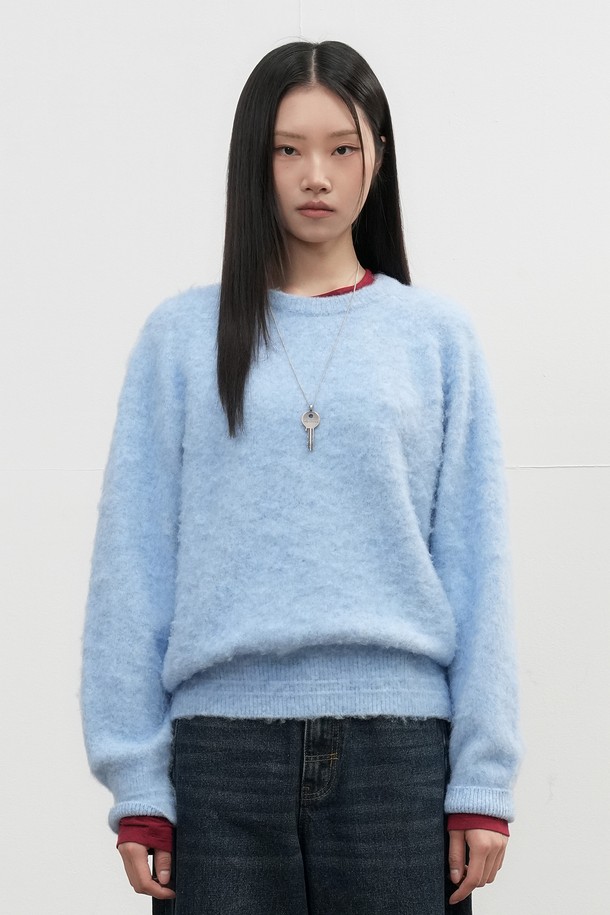 [25FW] UNISEX 헤어리 니트 풀오버 [4COL] / SBE4U05010는 포근하고 따뜻한 분위기를 연출하는 유니섹스 니트 풀오버입니다. 울과 아크릴 혼방 소재로 제작되어 부드러운 촉감과 보온성을 제공하며, 헤어리 텍스처가 특징입니다. 라운드넥 디자인에 오버핏으로 제작되어 편안한 착용감을 선사하며, 가을과 겨울 시즌 데일리룩 및 모임룩에 활용하기 좋습니다. 베이직하고 캐주얼한 스타일로 다양한 하의와 매치하여 클래식하고 미니멀한 룩을 연출할 수 있습니다. 그레이, 스카이블루 등 4가지 다채로운 컬러 옵션으로 만나보세요.
