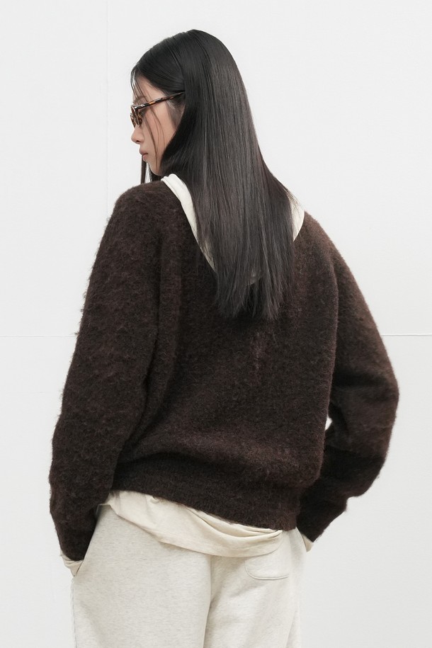 [25FW] UNISEX 헤어리 니트 풀오버 [4COL]는 가을, 겨울 시즌에 어울리는 유니섹스 상의입니다. 부드러운 울과 아크릴 혼방 소재로 제작되어 포근한 착용감을 선사하며, 두꺼운 두께감으로 보온성을 높였습니다. 오버핏 라운드넥 디자인에 헤어리 텍스처가 더해져 베이직하면서도 캐주얼한 스타일을 연출합니다. 다양한 룩에 매치하기 좋은 브라운 컬러의 긴소매 니트 스웨터입니다.
