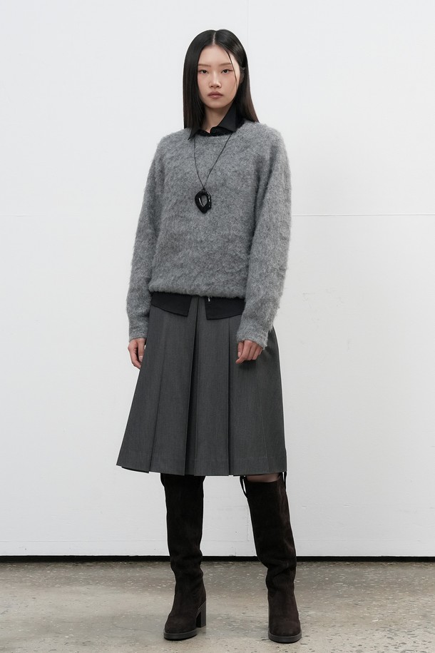 **[25FW] 유니섹스 헤어리 니트 풀오버 [4COL] / SBE4U05010**

부드러운 촉감의 헤어리 텍스처가 돋보이는 [25FW] 유니섹스 헤어리 니트 풀오버입니다. 미니멀하고 베이직한 스타일로, 가을과 겨울에 따뜻하게 착용할 수 있습니다. 라운드넥 디자인과 레귤러핏으로 편안한 착용감을 선사하며, 두께감 있는 소재로 보온성을 높였습니다. 무지 패턴의 긴소매 니트 풀오버로, 다양한 스타일의 연출이 가능합니다. 그레이 색상으로 어떤 옷에도 쉽게 매치할 수 있습니다.
