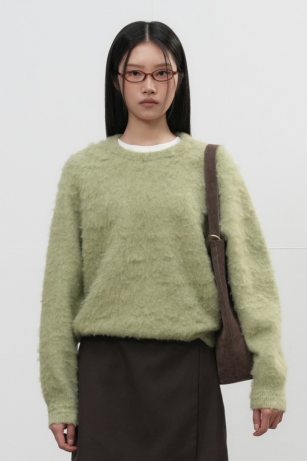 **[25FW] UNISEX 헤어리 니트 풀오버 [4COL] / SBE4U05010**

부드러운 헤어리 텍스처가 돋보이는 유니섹스 니트 풀오버입니다. 라운드넥 디자인에 오버핏으로 제작되어 편안한 착용감을 선사합니다. 가을, 겨울 시즌에 어울리는 두꺼운 두께감으로 따뜻하게 입을 수 있습니다. 울 소재로 제작되어 보온성을 높였으며, 캐주얼 스타일의 레오파드 패턴이 특징입니다. 그린, 브라운 등 4가지 컬러로 출시되어 취향에 맞게 선택 가능합니다.
