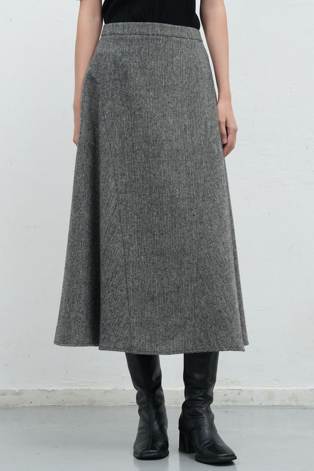 **[25FW] WOMAN 울 플레어 롱 스커트 [2COL] / WBE4L13517**

가을, 겨울 시즌을 위한 여성 울 플레어 롱 스커트입니다. 부드러운 촉감의 울(Wool) 소재로 제작되어 따뜻하고 편안한 착용감을 선사합니다. 플레어 핏과 롱 기장으로 클래식하면서도 베이직한 스타일을 연출하며, 오피스룩, 출근룩, 모임룩 등 다양한 TPO에 활용 가능합니다. 무지 디자인에 두 가지 컬러로 출시되어, 미니멀한 스타일을 선호하는 분들께 추천합니다. 세련된 실루엣을 완성하는 플레어 스커트를 만나보세요.
