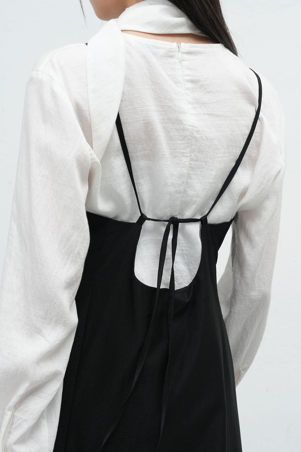 [25FW] WOMAN 레이어드 스트링 맥시 롱 원피스 [2COL] / WBE3L15507는 미니멀하고 클래식한 스타일을 추구하는 여성 의류입니다. 가을과 겨울에 어울리는 긴 소매의 하이넥 디자인이며, A라인 핏의 맥시 기장으로 우아함을 더합니다. 레이어드 디자인과 스트링 디테일, 서스펜더 스타일이 특징이며, 블랙과 카키 두 가지 색상으로 제공됩니다. 출근룩, 모임룩, 데이트룩 등 다양한 TPO에 활용 가능하며, 클래식, 미니멀, 시크한 스타일을 연출할 수 있습니다.
