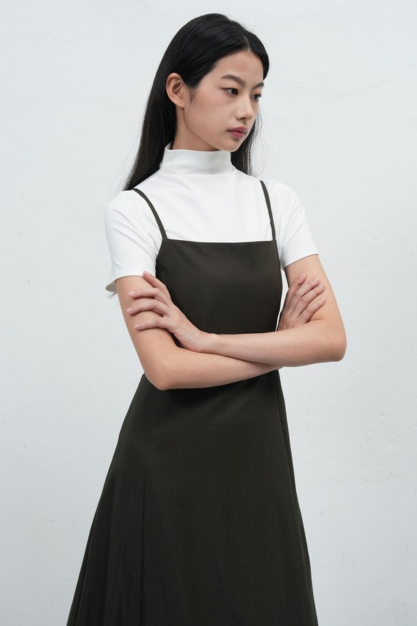 [25FW] WOMAN 레이어드 스트링 맥시 롱 원피스 [2COL]는 미니멀하고 베이직한 스타일을 추구하는 여성분을 위한 가을, 겨울 필수 아이템입니다. 부드럽게 흐르는 A라인 핏과 맥시 기장, 스퀘어넥 디자인이 세련된 실루엣을 연출하며, 레이어드 스타일로 다양한 분위기를 낼 수 있습니다. 긴 소매와 무지 디자인으로 어떤 TPO에도 잘 어울리며, 스트링 디테일로 허리 라인을 잡아 더욱 여성스러운 핏을 선사합니다. 데이트룩, 겨울 데일리룩, 모임룩 등 다양한 상황에서 클래식하고 시크한 매력을 뽐내보세요.
