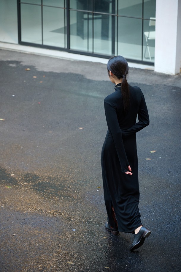 **베이직한 디자인에 셔링 디테일로 포인트를 더한 WOMAN 핏티드 골지 셔링 원피스입니다.** 부드러운 촉감의 니트 소재로 제작되어 가을, 겨울 시즌 따뜻하게 착용할 수 있습니다. 핏티드 디자인과 H라인의 롱 기장으로 여성스러운 실루엣을 연출하며, 터틀넥과 긴 소매가 세련된 분위기를 더합니다. 데이트룩, 모임룩, 연말 모임룩 등 다양한 TPO에 활용 가능하며, 미니멀, 클래식 스타일을 즐겨 입는 분들께 추천합니다. 블랙 컬러의 골지 패턴은 어떤 스타일에도 잘 어울려 활용도가 높습니다.
