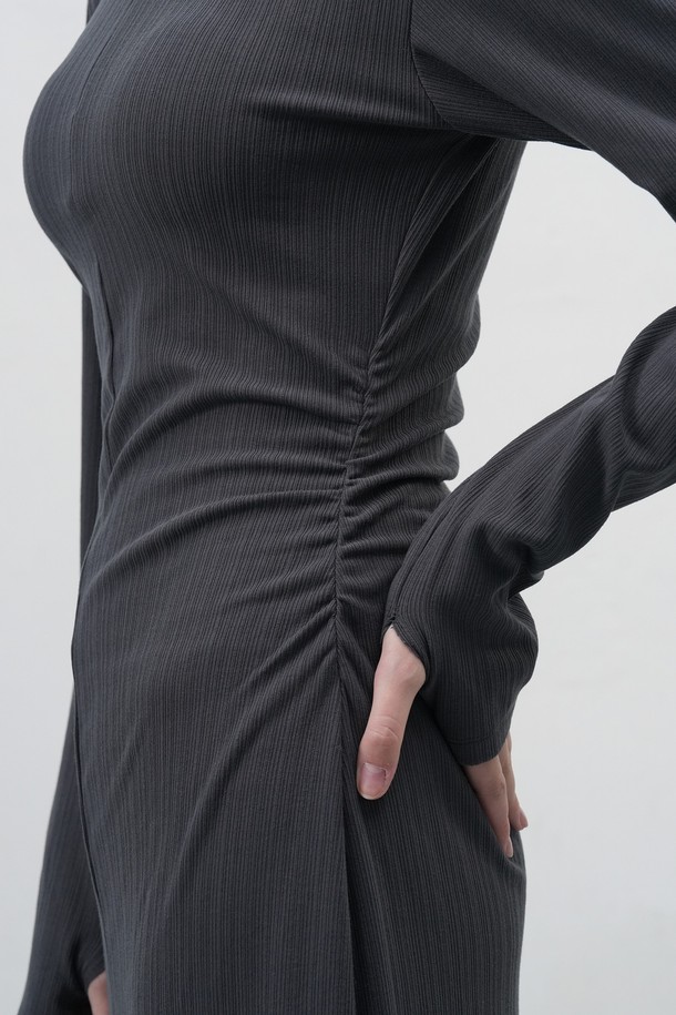 WOMAN 핏티드 골지 셔링 원피스는 여성스러운 실루엣을 연출하는 핏티드 디자인의 골지 원피스입니다. 부드러운 니트 소재로 제작되어 가을, 겨울 시즌에 따뜻하게 착용할 수 있으며, 하프넥과 셔링 디테일이 포인트입니다. 블랙과 그레이 두 가지 색상으로 출시되어, 미니멀하고 베이직한 스타일을 즐기는 분들께 추천합니다. 데이트룩, 모임룩, 출근룩 등 다양한 TPO에 활용 가능하며, 클래식하고 시크한 무드를 연출할 수 있습니다. 슬림한 H라인으로 떨어지는 타이트한 치마핏이 특징입니다.
