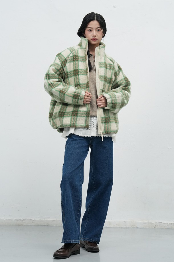 **[25FW] UNISEX 웜 체크 플리스 집업 점퍼 [2COL] / SBE3U07013**

부드러운 촉감의 플리스 소재로 제작된 유니섹스 점퍼입니다. 가을, 겨울 시즌에 적합하며, 따뜻한 웜 기능을 갖춰 보온성을 높였습니다. 캐주얼 스타일의 레귤러핏으로 편안하게 착용 가능하며, 체크 패턴이 돋보입니다. 블루와 그린 두 가지 색상으로 구성되어 있습니다. 집업 방식으로 간편하게 여밀 수 있으며 긴 소매 기장입니다.
