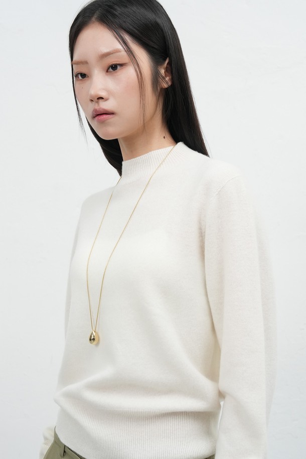 **[25FW] WOMAN 홀가먼트 울 모크넥 니트 풀오버 [3COL] / WBE4L05543**

부드러운 촉감의 울 소재로 제작된 여성용 홀가먼트 모크넥 니트 풀오버입니다. 가을과 겨울에 착용하기 좋은 두꺼운 두께감으로, 베이직하고 미니멀한 스타일을 연출합니다. 레귤러핏으로 제작되었으며, 소매는 긴소매입니다. 출근룩과 모임룩 모두에 잘 어울리며, 미니멀, 클래식, 캐주얼 등 다양한 스타일을 소화할 수 있습니다. 화이트, 그레이 2가지 색상으로 만나보세요.
