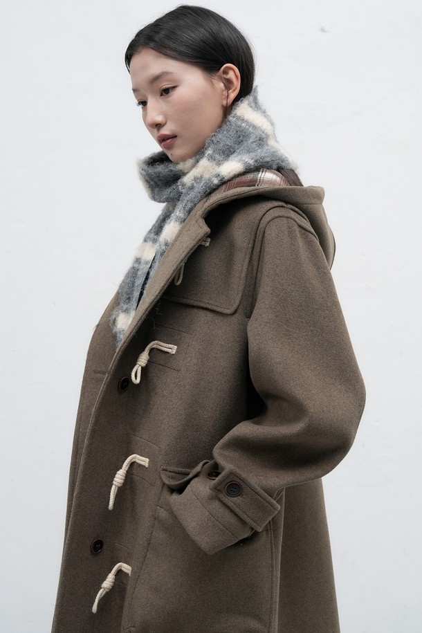 [25FW] 우먼 울 블렌드 더플 롱코트 [2COL]는 여성스러운 실루엣을 강조하는 겨울철 필수 아이템입니다. 다크 네이비와 모카, 두 가지 세련된 컬러로 출시되어, 클래식하고 베이직한 스타일을 연출하기 좋습니다. 울 블렌드 소재로 제작되어 보온성이 뛰어나며, 롱 기장과 레귤러핏 디자인으로 어떤 룩에도 잘 어울립니다. 출근룩, 모임룩, 데이트룩 등 다양한 TPO에 활용할 수 있으며, 미니멀하고 시크한 스타일을 완성해 보세요. 토글 여밈 방식으로 편안하게 착용할 수 있으며, 긴 소매 기장으로 따뜻함을 더했습니다.
