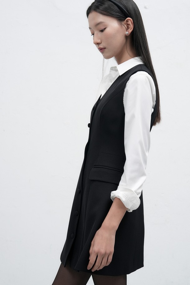 세련된 스타일을 완성해 줄 [25FW] WOMAN 버튼 레이어드 미니 원피스 입니다. 미니멀하고 클래식한 무드를 선호하는 여성분들을 위한 데일리 원피스로 가을과 겨울에 따뜻하게 착용할 수 있습니다. A라인 핏과 브이넥 디자인이 여성스러운 실루엣을 연출하며, 버튼 디테일과 레이어드 스타일이 특징입니다. 블랙과 베이지 두 가지 컬러로 출시되어, 데이트룩, 오피스룩, 모임룩 등 다양한 TPO에 활용 가능합니다.
