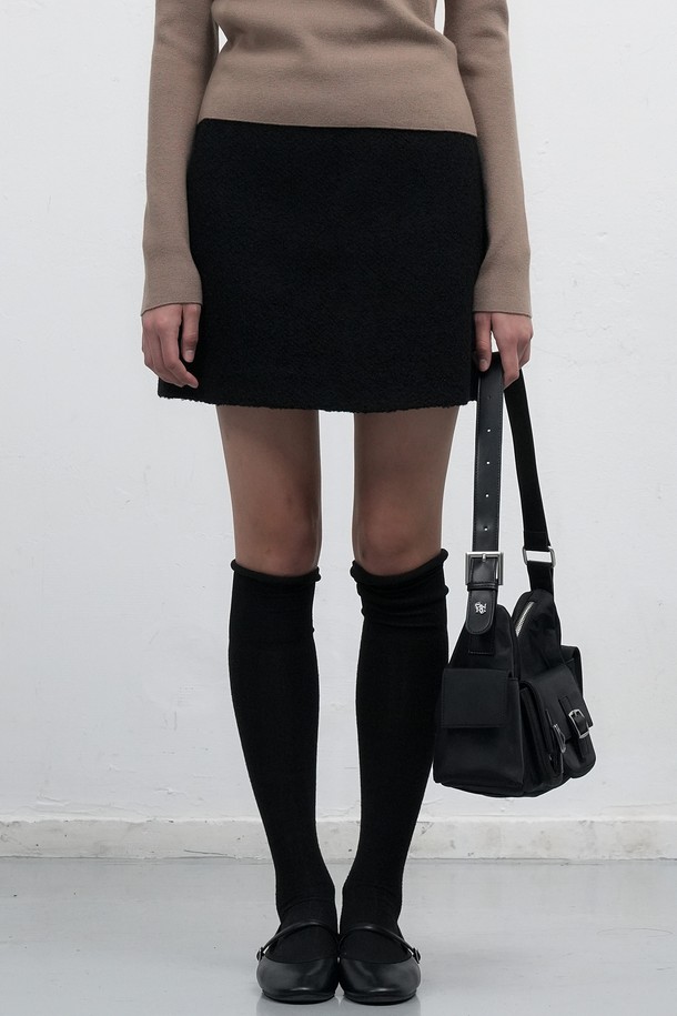 **[25FW] WOMAN 부클 미니 스커트 [2COL]**는 부드러운 촉감의 부클 소재로 제작되어 가을, 겨울 시즌에 따뜻하게 착용하기 좋은 여성 미니스커트입니다. 베이직하고 캐주얼한 H라인 핏으로, 일상에서 편안하게 즐겨 입을 수 있습니다. 블랙과 브라운 두 가지 컬러로 출시되어 다양한 스타일 연출이 가능하며, 데이트룩과 모임룩에 활용하기 좋습니다. 캐주얼, 클래식, 미니멀 스타일을 모두 소화하며, 25FW 시즌을 대표하는 아이템입니다.
