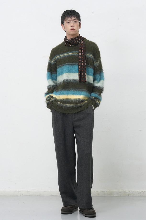 **[25FW] MAN 멀티 스트라이프 헤어리 풀오버 [2COL]**는 남성용 니트/스웨터로, 가을과 겨울에 어울리는 두꺼운 두께감의 풀오버입니다. 부드러운 울 소재로 제작되어 포근한 착용감을 선사하며, 캐주얼한 무드의 라운드넥 레귤러핏 디자인입니다. 카키와 차콜 두 가지 색상으로 출시되었으며, 헤어리 텍스처와 멀티 스트라이프 패턴이 특징입니다. 출근룩, 캐주얼, 클래식, 미니멀 스타일 연출에 적합합니다.
