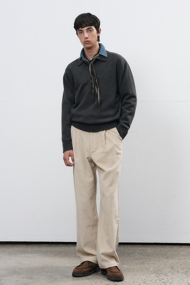 따뜻하고 포근한 [25FW] MAN 원턱 코듀로이 팬츠입니다. 부드러운 촉감의 코듀로이 소재로 제작되어 가을, 겨울 시즌에 안락함을 선사합니다. 베이직한 디자인과 레귤러 핏으로 캐주얼, 클래식, 미니멀 스타일을 모두 소화하며, 출근룩으로도 활용 가능합니다. 브라운과 베이지 두 가지 색상으로 출시되어 다양한 상의와 매치하기 용이합니다. 원턱 디테일이 돋보이는 두꺼운 두께의 긴바지입니다.
