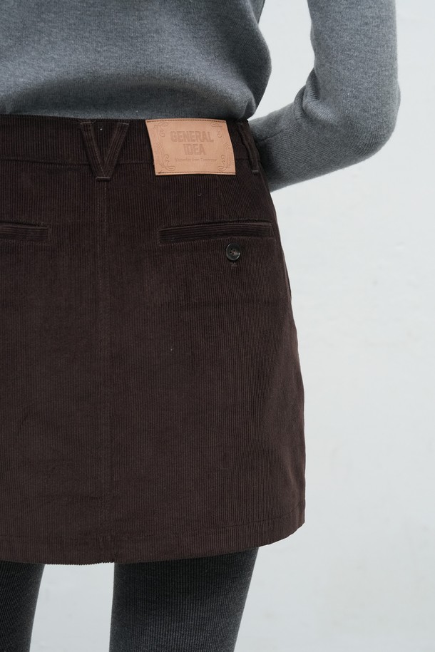 **WOMAN 빈티지 코듀로이 미니 스커트 [2COL] / WBE4L13515**는 빈티지한 감성을 살린 코듀로이 소재의 여성 미니 스커트입니다. 브라운 컬러의 A라인 핏으로 캐주얼하면서도 클래식, 레트로 스타일을 연출하기 좋습니다. 두꺼운 두께감과 부드러운 촉감으로 가을, 겨울 시즌 데이트룩에 따뜻함과 편안함을 더해줍니다. 무지 디자인으로 다양한 상의와 매치하기 용이하며, 레귤러 핏으로 편안한 착용감을 제공합니다.
