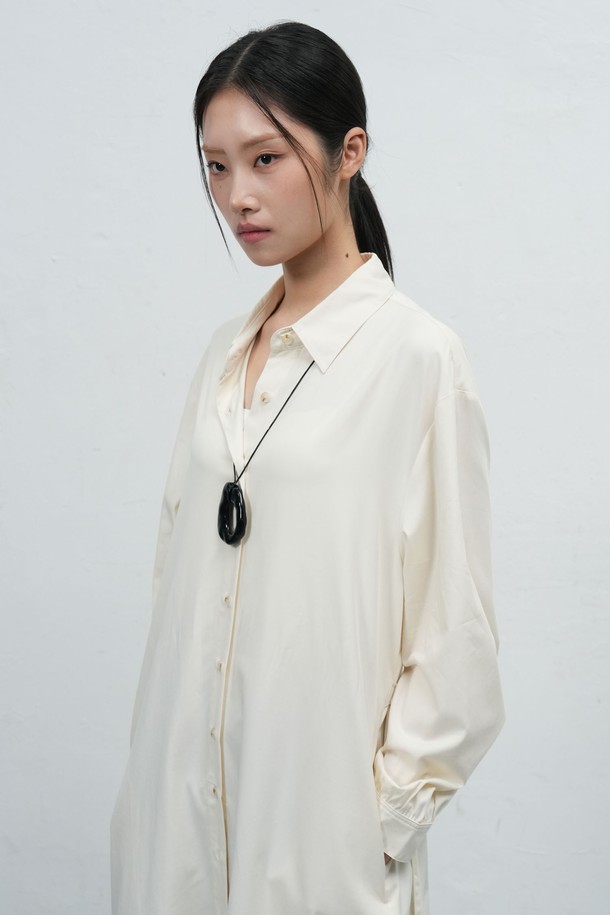 [25FW] WOMAN 벨티드 셔츠 원피스 [3COL]는 여성스러운 실루엣을 연출하는 셔츠 원피스입니다. 면 소재로 제작되어 뻣뻣한 촉감과 두꺼운 두께감으로 가을, 겨울 시즌에 적합합니다. 셔츠 칼라와 긴 소매, A라인 치마 디자인이 특징이며, 허리 벨트 디테일로 다양한 스타일을 연출할 수 있습니다. 블랙, 화이트, 그레이 3가지 색상으로 출시되어 출근룩, 오피스룩, 모임룩 등 다양한 TPO에 미니멀, 클래식, 시크한 스타일을 더해줍니다. 루즈핏으로 편안하면서도 세련된 분위기를 선사합니다.
