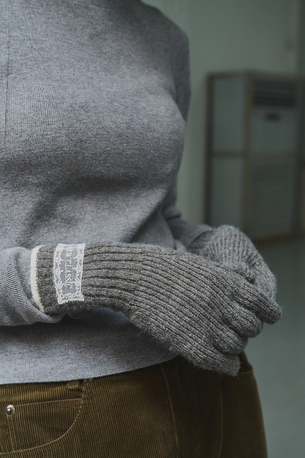 [25FW] WOMAN 핑거홀 레이스 니트 글러브는 여성용 장갑으로, 가을과 겨울에 착용하기 좋습니다. 부드러운 니트 소재에 레이스 패턴이 더해져 클래식, 미니멀, 걸리시한 스타일을 연출합니다. 핑거홀 디자인으로 손가락을 노출하여 활동성을 높였으며, 보온 기능으로 추운 날씨에도 따뜻하게 착용할 수 있습니다. 출근룩과 모임룩 모두에 잘 어울리는 활용도 높은 아이템으로, 그레이 컬러로 다양한 의상에 매치하기 용이합니다.
