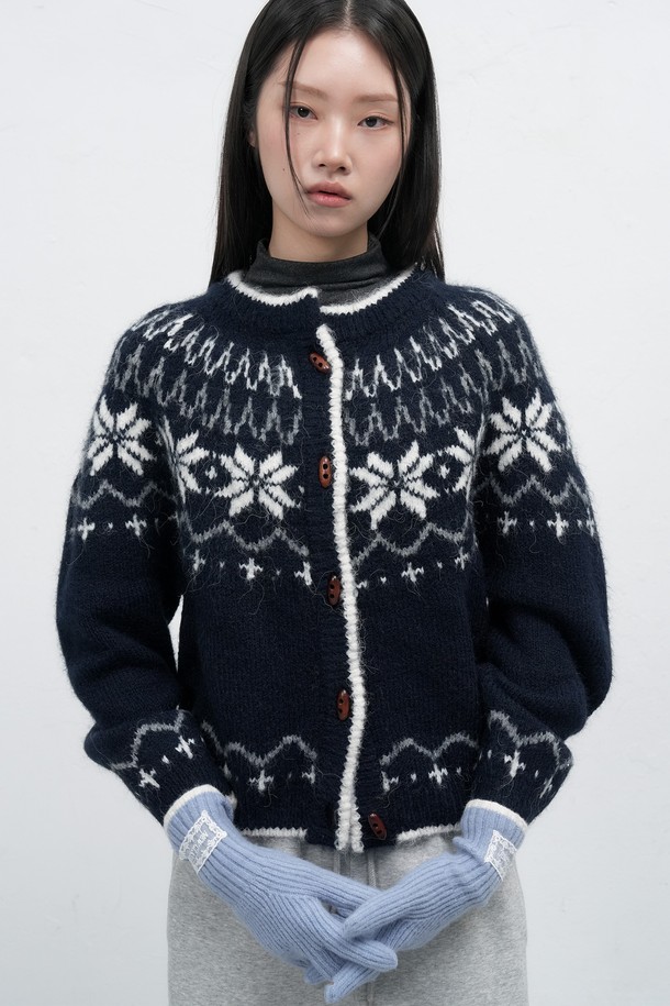 [25FW] WOMAN 핑거홀 레이스 니트 글로브 [5COL] / WBE4L93516는 여성스러운 스타일을 완성하는 니트 장갑입니다. 가을과 겨울에 착용하기 좋으며, 데이트룩이나 모임룩에 포인트를 줄 수 있습니다. 섬세한 레이스 패턴과 핑거홀 디자인이 특징이며, 걸리시, 클래식, 로맨틱한 스타일을 연출하기 좋습니다. 부드러운 니트 소재로 제작되었으며, 5가지 컬러로 제공되어 다양한 스타일에 매치할 수 있습니다.
