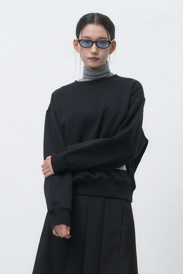 **[25FW] 유니섹스 클럽 기모 맨투맨 [2COL] / SBE4U02012**

가을, 겨울 시즌에 따뜻하게 착용하기 좋은 유니섹스 기모 맨투맨입니다. 부드러운 촉감의 기모 안감으로 제작되어 편안한 착용감을 선사합니다. 베이직하고 캐주얼한 무드의 디자인으로, 다양한 스타일 연출에 활용하기 좋습니다. 블랙과 브라운 두 가지 컬러로 출시되어 취향에 맞게 선택 가능하며, 레귤러 핏으로 편안하게 착용할 수 있습니다. 라운드넥과 긴 소매 디자인으로 클럽 라인 특유의 클래식한 분위기를 더했습니다.
