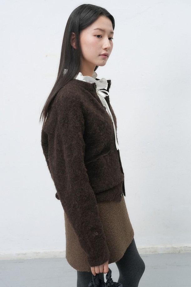 [25FW] UNISEX 헤어리 니트 포켓 가디건은 가을, 겨울 시즌에 어울리는 유니섹스 스타일의 니트 가디건입니다. 부드러운 울 소재와 두꺼운 두께감으로 포근한 착용감을 선사하며, 레귤러 핏으로 편안하게 착용할 수 있습니다. 무지 패턴에 라운드넥 디자인, 긴소매 기장으로 베이직하고 캐주얼한 무드를 연출합니다. 헤어리 텍스처와 포켓 디테일이 특징이며, 버튼 여밈으로 간편하게 착용할 수 있어 출근룩을 포함한 다양한 일상 스타일링에 활용하기 좋습니다. 핑크, 브라운, 블랙 3가지 컬러로 만나보세요.
