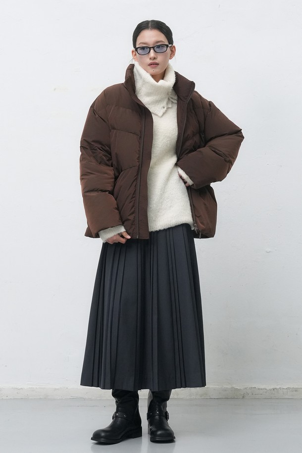 [25FW] 유니섹스 에어 믹스 미니멀 숏 푸퍼는 일상, 출근룩, 여행룩에 모두 어울리는 아우터입니다. 베이지와 브라운 두 가지 색상으로 출시되었으며, 미니멀한 스타일과 무지 디자인이 특징입니다. 가을과 겨울에 적합하며, 두껍고 부드러운 나일론 소재로 제작되어 편안한 착용감을 선사합니다. 오버핏 숏 기장으로 트렌디함을 더하며, 지퍼형 여밈과 긴 소매 디자인으로 활동성을 높였습니다. 에어 믹스 충전재를 사용하여 보온성을 극대화한 패딩입니다.
