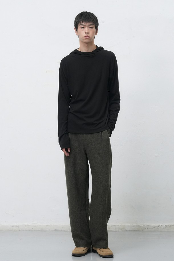 "[25FW] MAN 레이어드 소프트 후드티 [2COL] / SBE4M02011"는 부드러운 촉감의 면 소재로 제작된 남성용 후드티입니다. 베이직하고 캐주얼한 스타일로, 가을과 겨울철 일상복으로 활용하기 좋습니다. 블랙과 베이지 두 가지 색상으로 제공되며, 레귤러 핏에 긴 소매 기장을 갖추고 있습니다. 레이어드 디자인으로 다양한 스타일 연출이 가능하며, 캠핑룩이나 집콕룩으로도 편안하게 착용할 수 있습니다. 캐주얼, 미니멀, 클래식 스타일을 선호하는 남성분들께 추천합니다.
