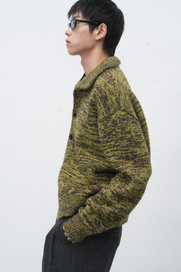 [25FW] MAN 빈티지 카라 버튼 가디건 [2COL]은 부드러운 니트 소재의 남성용 가디건입니다. 가을과 겨울에 어울리는 두꺼운 두께감과 긴소매 기장으로 따뜻하게 착용할 수 있습니다. 그레이와 올리브 두 가지 색상으로 출시되었으며, 보카시 무늬가 빈티지하고 캐주얼한 스타일을 더합니다. 카라넥 디자인과 버튼 디테일이 돋보이며, 레귤러핏으로 제작되어 편안한 착용감을 선사합니다. 출근룩과 모임룩 모두 활용 가능하며, 캐주얼, 클래식, 미니멀한 스타일 연출에 적합합니다.
