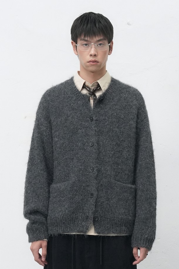 [25FW] MAN 울 블렌드 헤어리 루즈핏 가디건 [3COL]는 남성용 가디건으로, 가을과 겨울에 착용하기 좋은 두꺼운 두께감의 제품입니다. 울 소재를 사용하여 부드러운 촉감을 선사하며, 베이직하고 캐주얼한 스타일을 연출합니다. 루즈핏과 브이넥 디자인으로 편안한 착용감을 제공하며, 긴소매와 헤어리한 무늬가 특징입니다. 출근룩과 모임룩은 물론 캐주얼, 클래식, 미니멀 스타일에도 잘 어울립니다. 그레이 색상으로 다양한 옷에 매치하기 용이합니다.
