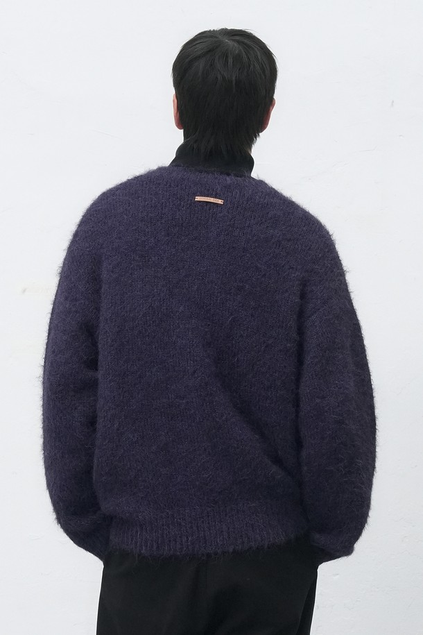 [25FW] MAN 울 블렌드 헤어리 루즈핏 가디건 [3COL]는 남성용 상의 가디건입니다. 가을, 겨울 시즌 착용하기 좋으며, 부드러운 촉감의 울 소재와 긴 소매 기장으로 제작되었습니다. 베이직하고 캐주얼한 스타일로, 일상 및 출근룩에 활용하기 좋습니다. 루즈핏으로 편안한 착용감을 선사하며, 라운드넥 디자인과 무지 패턴이 특징입니다. 그레이, 네이비 2가지 색상으로 제공되며, 두께가 두꺼워 따뜻하게 입을 수 있습니다.
