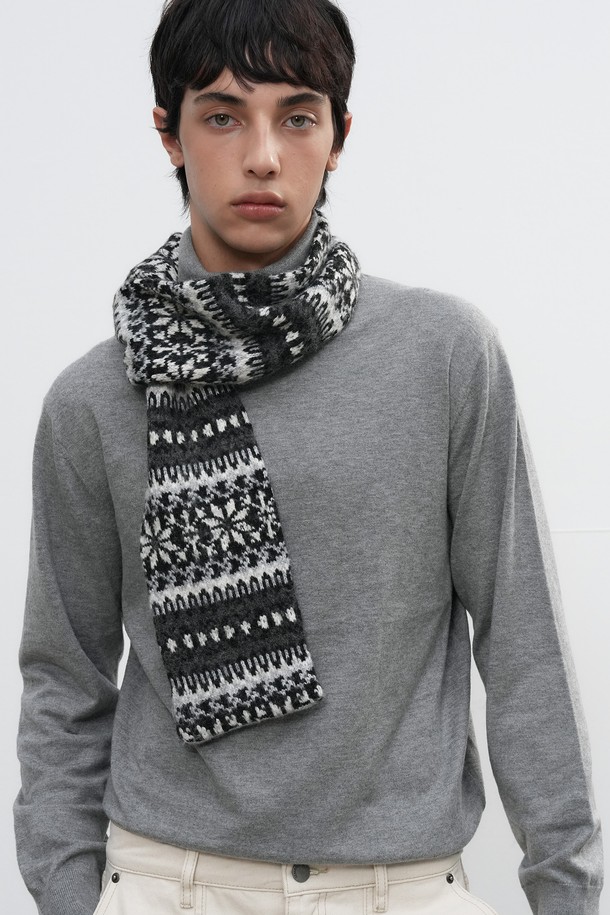 **[25FW] UNISEX 페어아일 머플러 [3COL] / SBE4U96010**

부드러운 촉감의 울, 아크릴 혼방 소재로 제작된 유니섹스 페어아일 머플러입니다. 겨울 시즌의 추위를 막아주는 두꺼운 두께감으로 보온성을 높였습니다. 캐주얼, 베이직, 클래식, 미니멀 스타일 모두 소화 가능한 디자인으로, 화이트, 블랙 두 가지 색상으로 만나볼 수 있습니다. 페어아일 패턴이 돋보이며, 데일리룩에 포인트 아이템으로 활용하기 좋습니다. 남녀 모두 착용 가능한 디자인으로, 겨울철 따뜻하고 스타일리시하게 연출해보세요.
