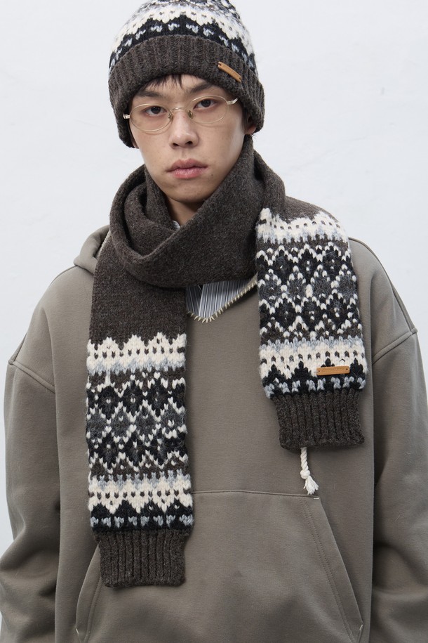 [25FW] UNISEX 노르딕 머플러 [3COL] / SBE4U96013는 가을, 겨울철 따뜻함과 스타일을 책임지는 유니섹스 머플러입니다. 부드러운 촉감의 울과 니트 소재로 제작되어 뛰어난 보온성을 제공하며 일상룩과 출근룩, 여행룩에 모두 잘 어울립니다. 노르딕 패턴이 돋보이며, 다크브라운, 화이트, 블랙 세 가지 색상으로 출시되어 다양한 스타일에 매치하기 좋습니다. 두꺼운 두께감으로 방한 효과를 높였으며, 세트 구성으로 더욱 실용적으로 활용할 수 있습니다. 캐주얼, 클래식, 미니멀 등 어떤 스타일에도 잘 어울리는 베이직한 디자인입니다.
