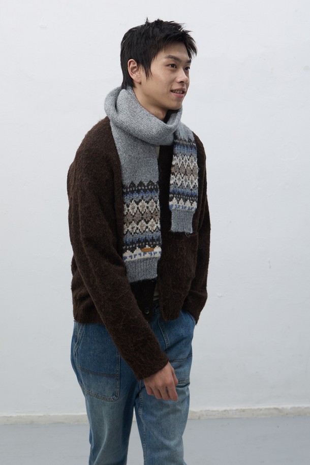 [25FW] UNISEX 노르딕 머플러 [3COL] / SBE4U96013는 캐주얼 스타일의 유니섹스 머플러입니다. 울 소재로 제작되어 부드러운 촉감과 뛰어난 보온성을 제공하며, 가을과 겨울철에 착용하기 좋습니다. 노르딕 패턴이 돋보이며, 그레이, 베이지, 블루, 브라운 4가지 색상으로 출시되었습니다. 두꺼운 두께감으로 따뜻함을 더하며, 머플러와 비니가 세트로 구성되어 실용성을 높였습니다.
