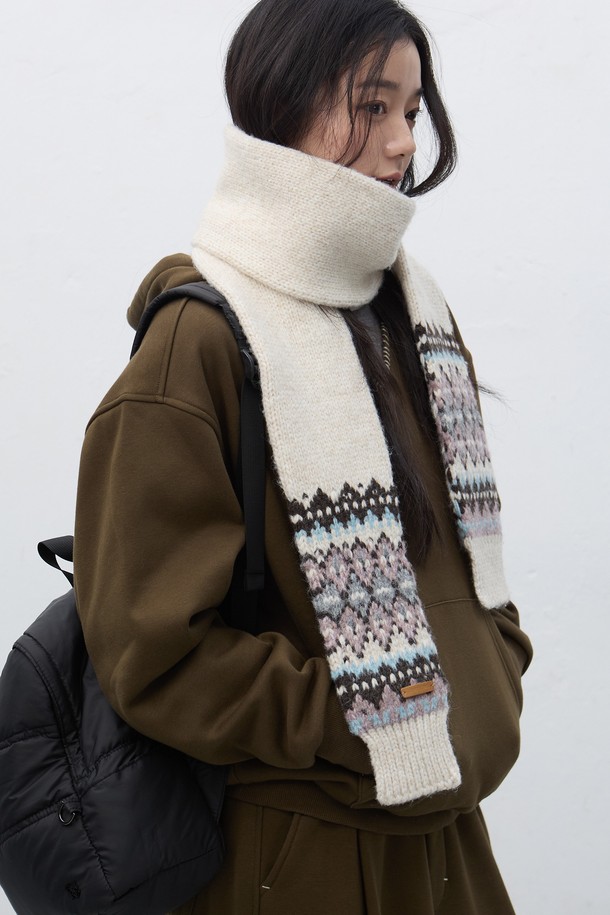 [25FW] 유니섹스 노르딕 머플러는 부드러운 울 소재와 니트 짜임으로 제작되어 따뜻함과 포근함을 선사합니다. 화이트와 베이지 두 가지 색상으로 출시되어 다양한 스타일에 매치하기 용이하며, 캐주얼 및 베이직 스타일을 즐겨 입는 분들께 추천합니다. 두꺼운 두께감과 노르딕 패턴 니트 디자인이 특징이며, 가을과 겨울에 보온성을 높여줍니다. 세트 아이템으로 활용하여 더욱 따뜻하고 스타일리시한 룩을 연출할 수 있습니다.
