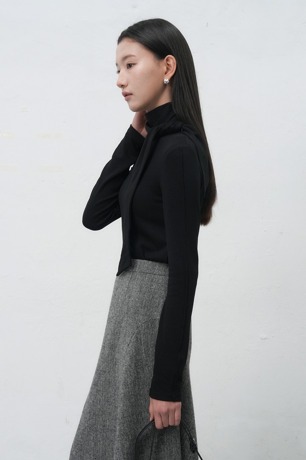 [WOMAN] 스카프 터틀넥 티셔츠 [2COL] / WBE4L01518는 여성 의류 상의, 터틀넥 티셔츠입니다. 미니멀, 베이직 스타일로 블랙, 그레이 두 가지 색상으로 출시되었습니다. 가을, 겨울 시즌에 어울리며, 슬림핏으로 제작되어 시크하고 클래식한 분위기를 연출합니다. 스카프 디테일이 돋보이며 일상, 출근룩에 활용하기 좋습니다. 긴소매 기장의 무지 티셔츠입니다.
