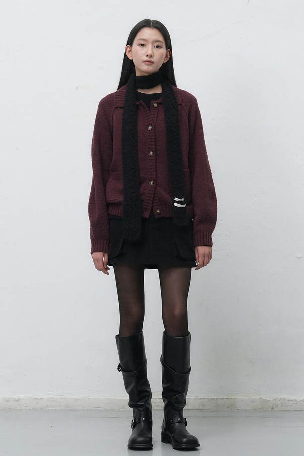[25FW] WOMAN 부클 카라 포켓 가디건 [3COL] / WBE4L04553는 여성스러움과 포근함을 동시에 선사하는 가을, 겨울 시즌 필수 아이템입니다. 부드러운 촉감의 부클 소재와 두꺼운 두께감으로 따뜻하게 착용할 수 있으며, 레귤러핏으로 편안한 착용감을 제공합니다. 카라 디자인과 전면 포켓 디테일이 클래식하고 미니멀한 스타일을 완성하며, 출근룩이나 모임룩 등 다양한 TPO에 활용 가능합니다. 버건디, 네이비, 블랙 세 가지 색상으로 출시되어 취향에 맞게 선택할 수 있는 긴소매 가디건입니다.
