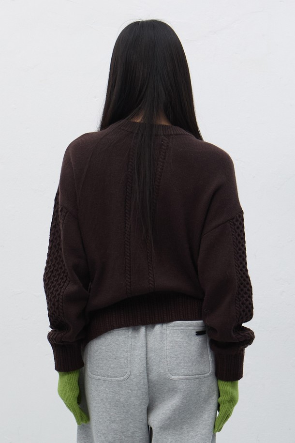 **[25FW] WOMAN 플라워 케이블 니트 풀오버 [3COL] / WBE4L05545**는 여성스러운 분위기를 자아내는 플라워 케이블 니트 풀오버입니다. 부드러운 울 소재로 제작되어 가을, 겨울 시즌에 따뜻하고 편안하게 착용할 수 있습니다. 라운드넥 디자인에 긴소매 기장으로, 캐주얼하면서도 클래식한 스타일을 연출합니다. 특히, 꽃 자수 디테일이 더해져 데이트룩이나 모임룩에 포인트를 줄 수 있으며, 레귤러핏으로 다양한 체형에 잘 어울립니다. 브라운 컬러와 두꺼운 두께감으로 포근한 느낌을 선사합니다.
